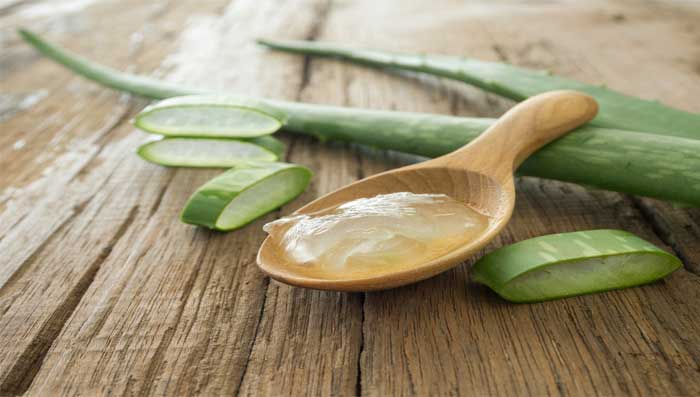 Tan removal home remedies with Aloe Vera and Tomato face pack